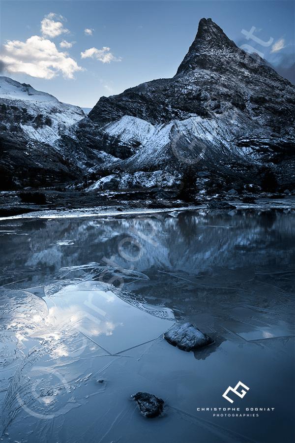 Montagne et lac gelé